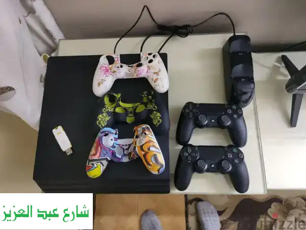 ps 4 pro متعدل سوفت 9:00 بحالة ممتازة ومعاه هدايا