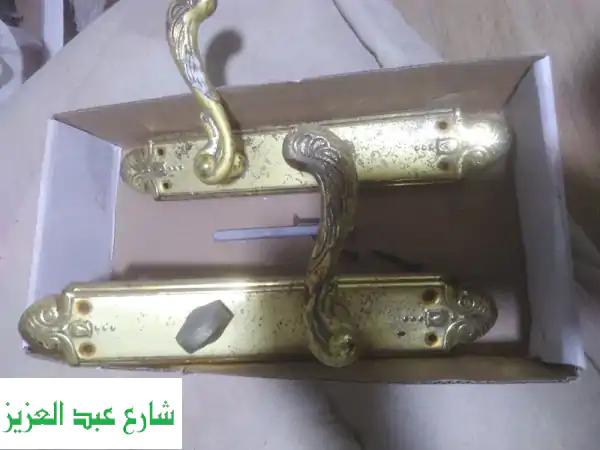 فرصة ذهبية! أكر أبواب وكوالين مستعملة بحالة ممتازة...