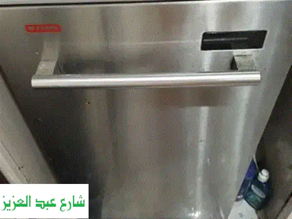 غسالة يونيفرسال مستعملة بحالة ممتازة للبيع - لا تحتاج أي مصاريف!