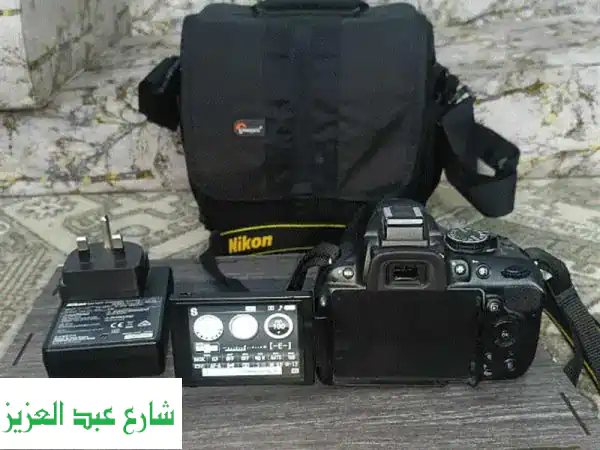 التقط أجمل لحظاتك! كاميرا نيكون D5200 (شبه جديدة) بجميع ملحقاتها وشنطتها الفاخرة - فرصة لا تعوض للمصورين!