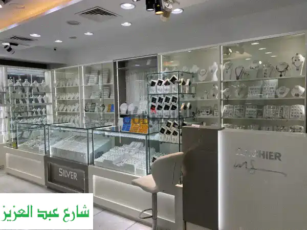 فرصة ذهبية: ديكور محل أوف وايت 82م للبيع - استعمال...