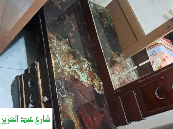 للبيع أو البدل: سرّاحة (تسريحة) بني غامق بأدراج -...