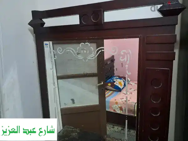 للبيع أو البدل: سرّاحة (تسريحة) بني غامق بأدراج - حالة ممتازة!