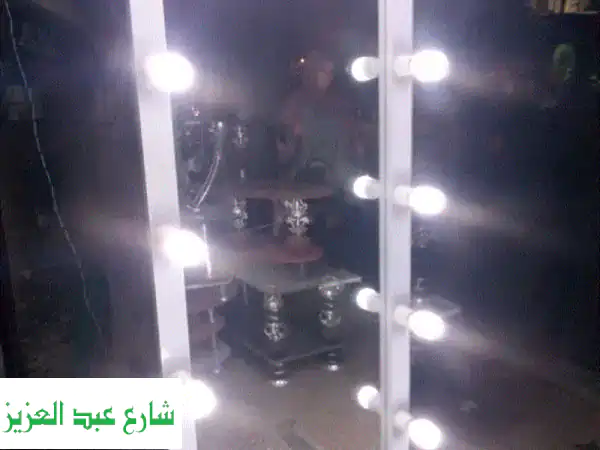 برواز خشب مضيء فاخر: مرايا بتصميمات مخصصة تضيء...