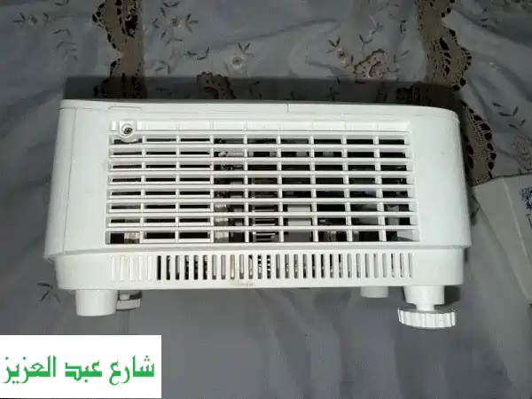 بروجيكتور BenQ SVGA 800x600 بحالة ممتازة - وارد الخارج وفرصة لا تعوض!