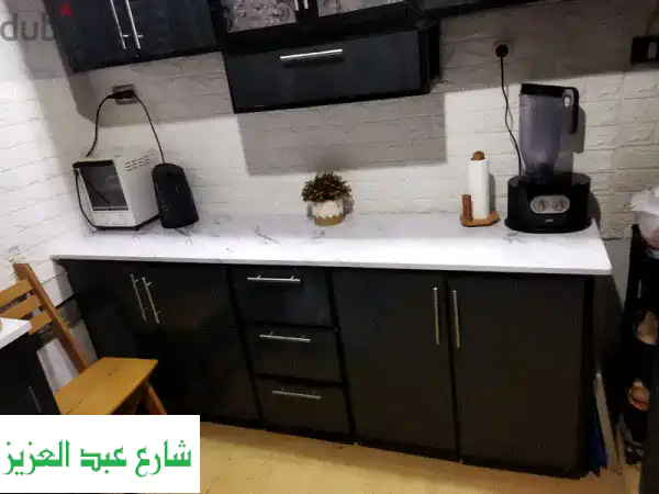 فرصة لا تعوض: مطبخ ألوميتال رمادي أسود بحالة ممتازة - 2 متر بالرخام والإضاءة!