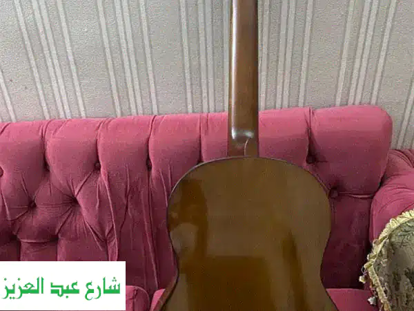 جيتار ياماها للبيع: فرصة ذهبية لعشاق الموسيقى! 🎸 (استعمال خفيف)