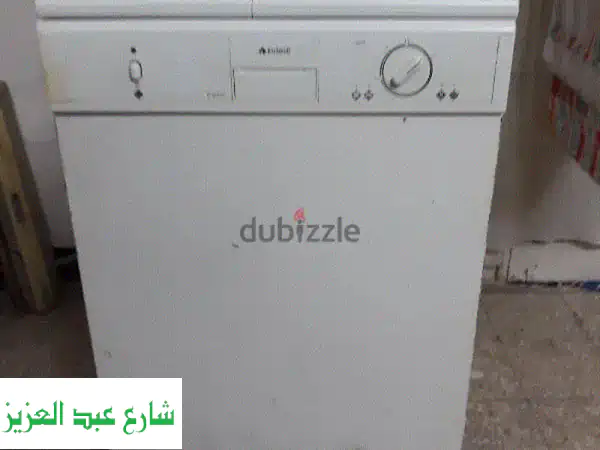 للبيع: غسالة اطباق Indesit إيطالية فاخرة (استعمال خفيف)...