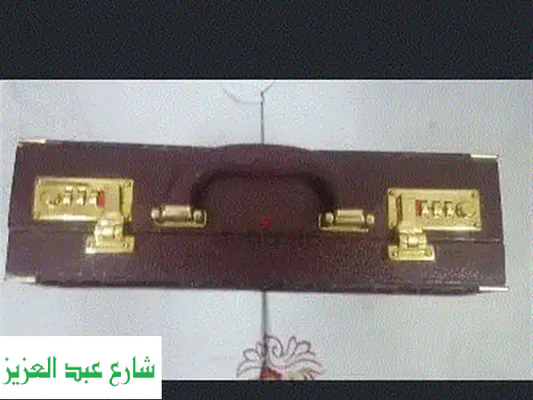 حقيبة جلدية صغيرة: أناقة، تنظيم، وحرية لتذاكرك وسفرك! ✨