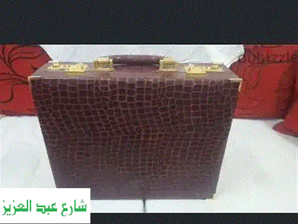 حقيبة جلدية صغيرة: أناقة، تنظيم، وحرية لتذاكرك...