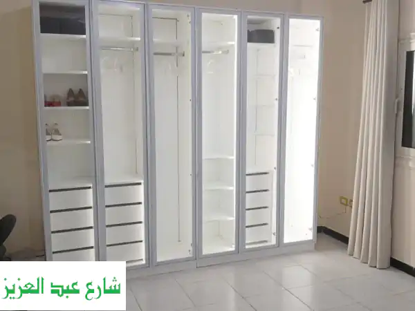 دريسنج مودرن فاخر: خشب كونتر طبيعي وزان أحمر، أبواب ألوميتال بإضاءة ليد | مصنع أثاث عالي الجودة