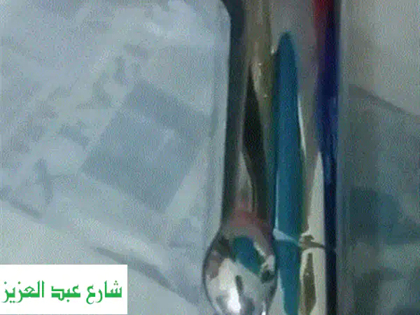 فخامة وعملية: حوض رخام 85 سم مع وحدة خشب بني | أثاث حمام راقي وديكور مودرن