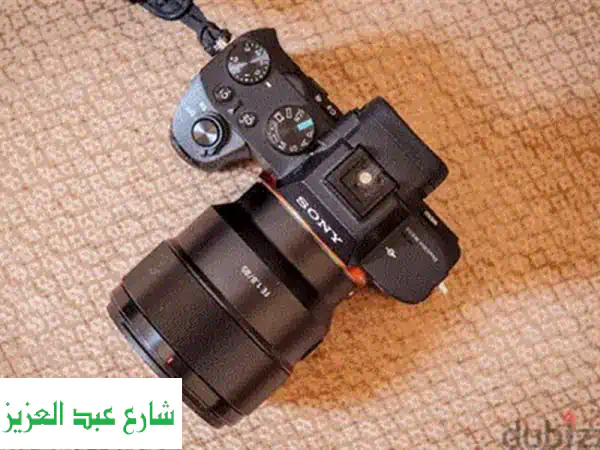 Rokinon 135mm f/2 (كانون/سوني فول فريم) - عدسة البورتريه والسيارات الأسطورية | شاربنس و Bokeh خيالي!