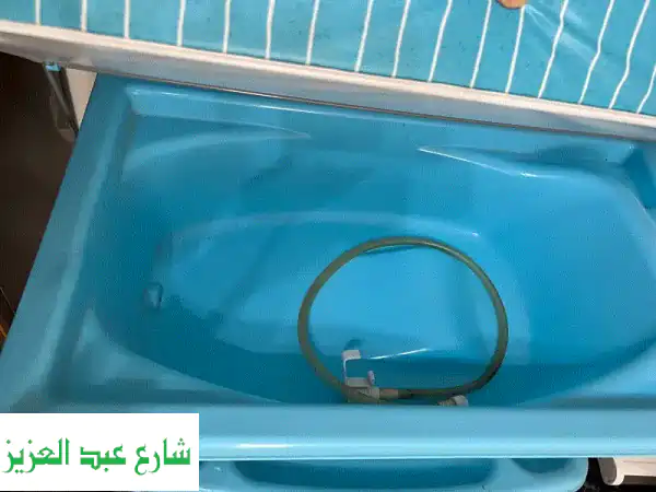 طاولة استحمام وتغيير حفاضات متكاملة: راحة وأمان لطفلك ومستلزماته اليومية