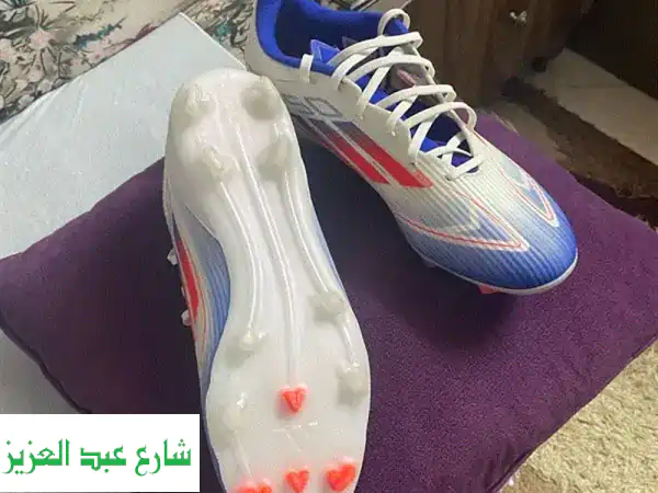 فرصة لا تعوض! كوتشي أديداس أصلي مقاس 42 ⅔ | بحالة الجديد للبيع