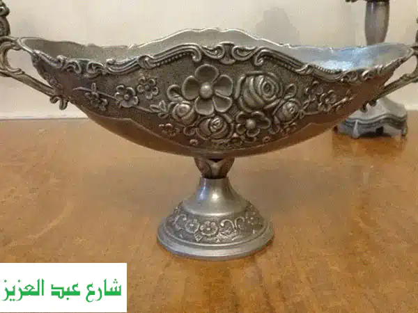 مجموعة فاخرة: 2 شمعدان وجاردينيرة نحاس مطلي فضة وزن ثقيل – تحف ديكور منزلي فريدة بحالة ممتازة!