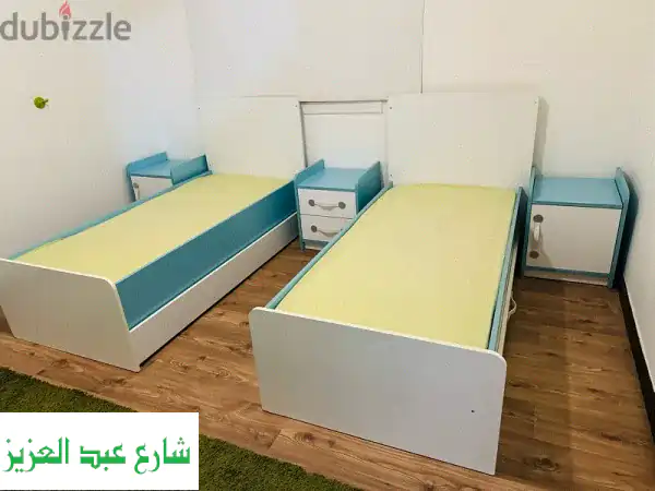 غرفة نوم مزدوجة (توأم) بحالة ممتازة - سريران مع...