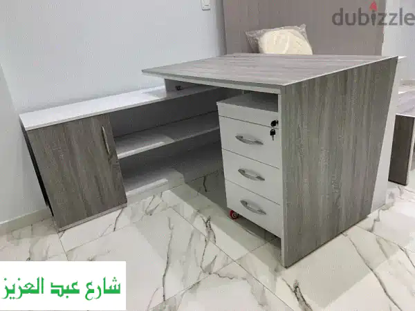 مكتب سكرتارية فاخر للبيع - مساحة عمل مثالية!