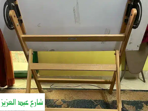 طاولة رسم هندسي مستعملة بحالة ممتازة - مثالية للمهندسين والطلاب!