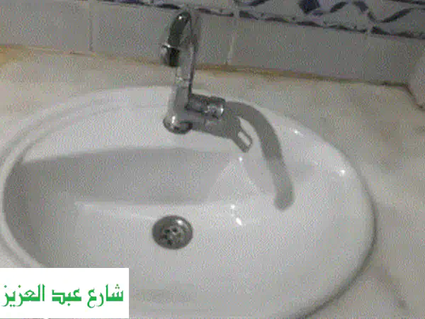 مرآة حمام أنيقة 65x85 سم بإضاءة LED - تنظيم مثالي لحمامك!