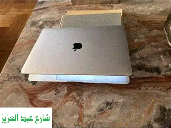 MacBook Air M1: تجربة سلسة لا تُقاوم - شاشة Retina مذهلة!