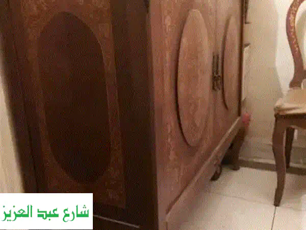 بوفيه أنيق من خشب الزان + كرسيان فاخران (فرصة مميزة!)