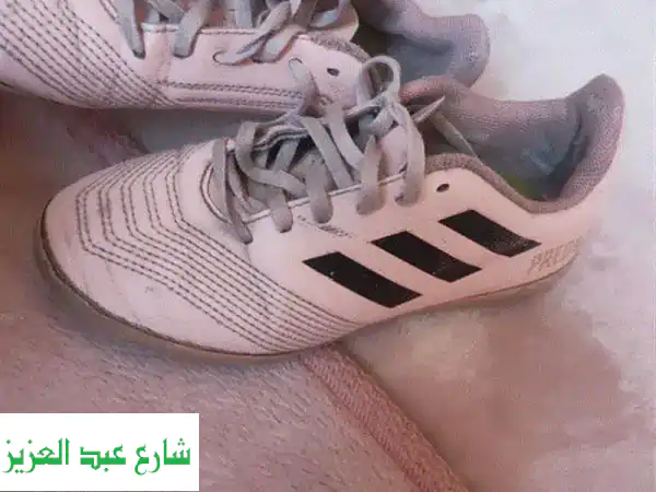 أحذية أديداس أوريجينال لكرة القدم - مثالية للبنات والبنين (مقاس ٣٤)