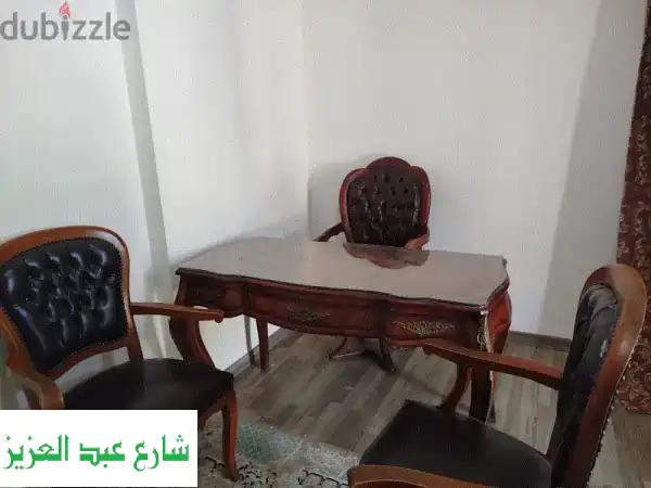 مكتب خشبي فاخر مستعمل بحالة ممتازة + 3 كراسي جلدية...