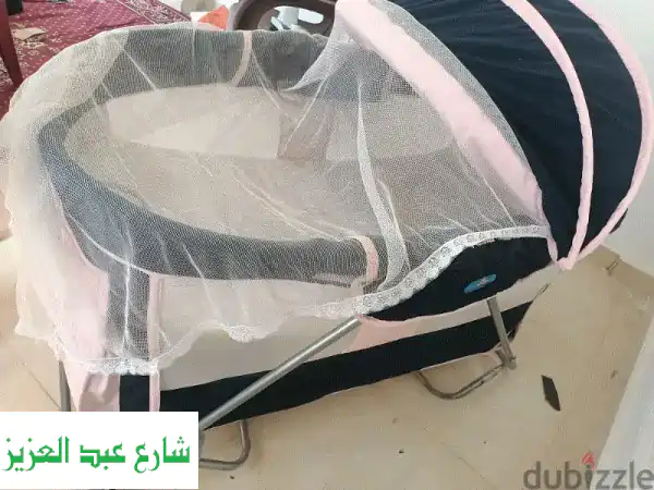 سرير أطفال قابل للطي بحالة ممتازة + مرتبة + ناموسية! (فرصة رائعة)