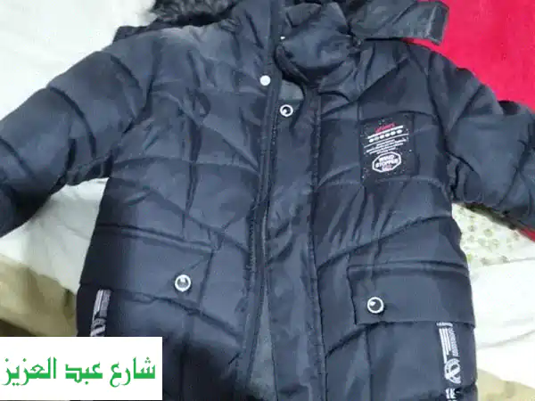 جاكيت فرو أسود فاخر مع كابتشون: دفء أنيق في فصل...