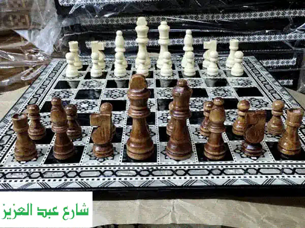 لعبة الشطرنج الفاخرة: تحفة فنية من خشب الزان والصدف الطبيعي - هدية ملكية!