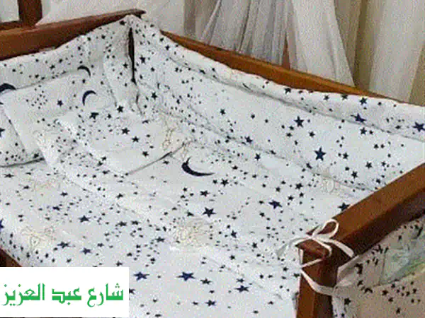 سرير أطفال جامبو بني فاخر - كـأنه جديد! (مع مرتبة ومستلزمات كاملة)