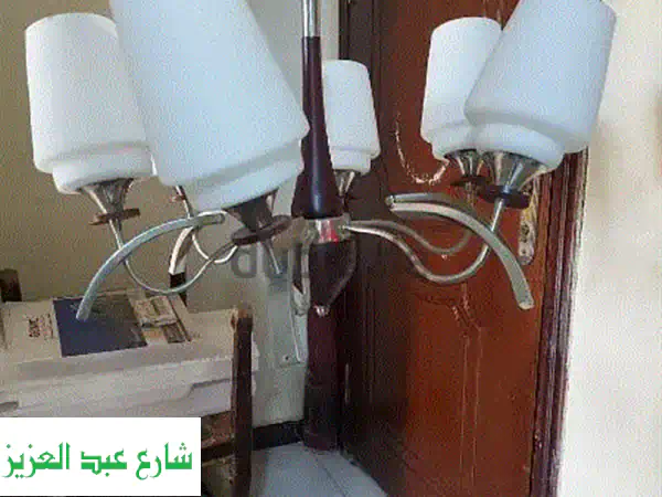 نجفة كريستالية أنيقة للبيع - أضف لمسة سحرية لمنزلك!