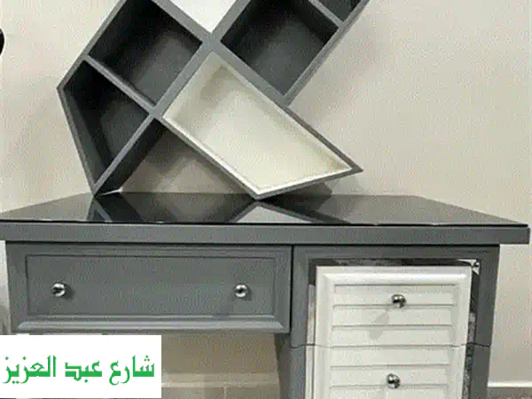 مكتب أطفال فاخر + رفوف - بحالة ممتازة! لم يُستخدم!
