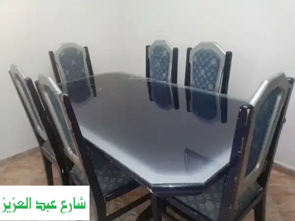 طقم سفرة فاخر ٦ كراسي + نيش - خشب متين، حالة ممتازة!