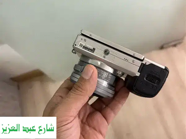 كاميرا Sony α6000 - حالة ممتازة كأنها جديدة! لون سيلفر مميز