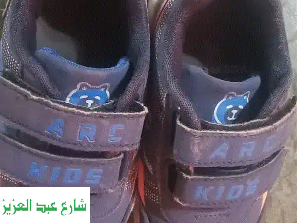 حذاء مدرسي أولادي: متانة، راحة، وسعر لا يُصدق!