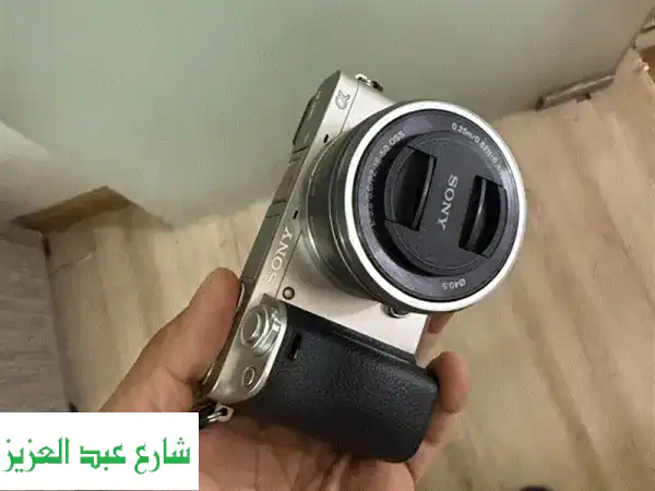كاميرا Sony α6000 - حالة ممتازة كأنها جديدة! لون سيلفر مميز