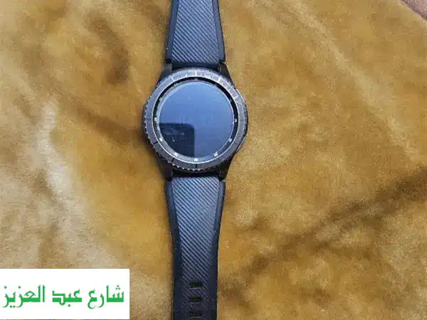 ساعة سامسونج جير اس ٣ الذكية (Gear S3) بحالة ممتازة + شاحن...