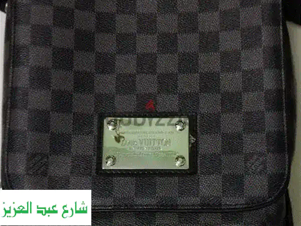 استكشف عالم لويس فويتون: رحلة فاخرة عبر التاريخ والابتكار