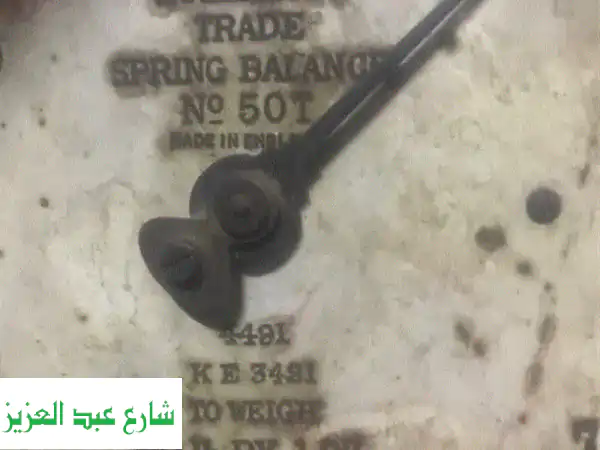 ميزان إنجليزي عتيق - تحفة فنية نادرة تُضفي سحراً على منزلك!