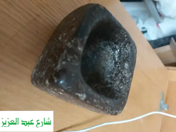 حجر بازلت قديم - قطعة فنية نادرة لسحق الحبوب (8x9 سم) -...