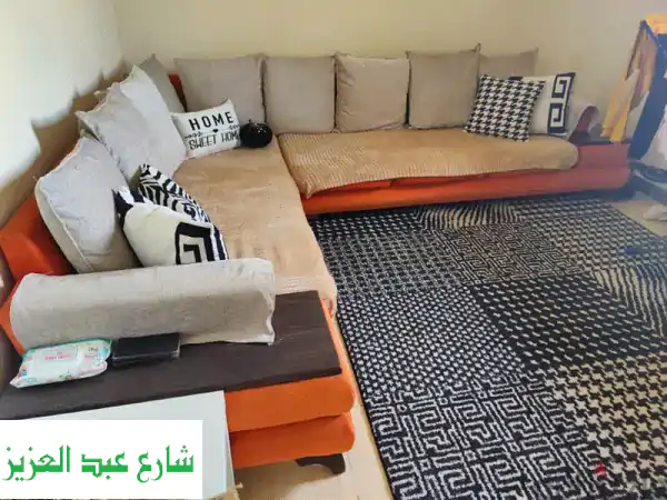 فرصة ذهبية! أثاث فاخر للبيع - سفرة خشب، ركنة، أنتريه، وحالة ممتازة!