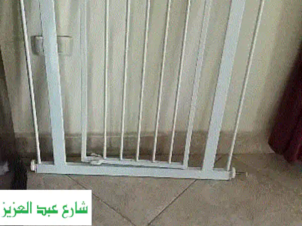 باب أمان للأطفال والحيوانات الأليفة - حماية...