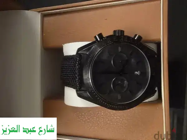 أوميغا سبيدماستر الأسود: أناقة لا تُقاوَم، ساعةٌ تُخلّد اللحظات