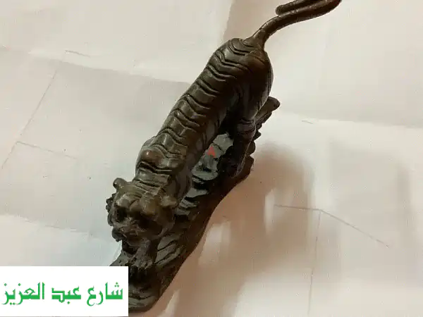 كنز من الماضي: اكتشف مجموعتنا الرائعة من التحف والانتيكات النادرة!