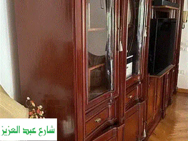 مكتبة أرو الفاخرة: رفوف أنيقة ومساحة تلفزيون مثالية!