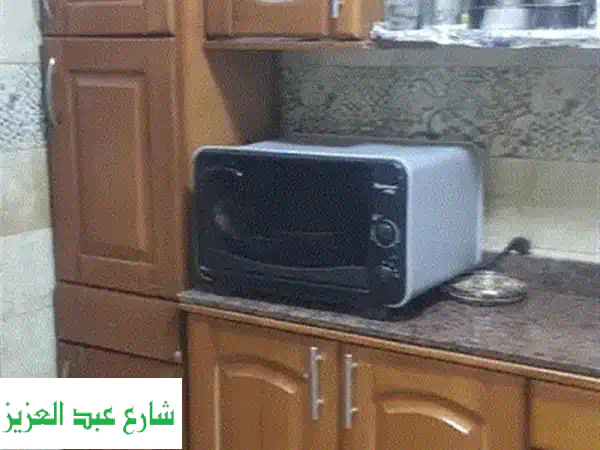 مكتبة أرو الفاخرة: رفوف أنيقة ومساحة تلفزيون مثالية!