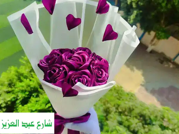 بوكيهات ورد ستان أحمر فاخره: أجمل باقات الورد مع اكسسوارات ومستحضرات تجميل