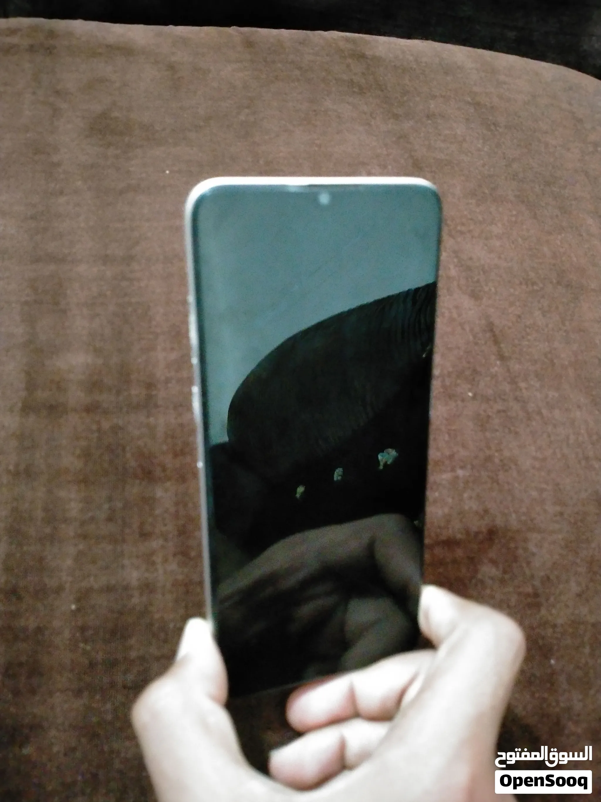 Oppo A5 2020 مغير شاشه بس وفي كسر في زرار التعليه لكن هو حالته ممتازه